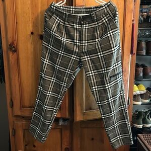Plaid pleaded trousers. Skinny.